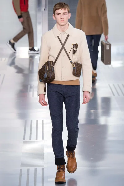 Look 16